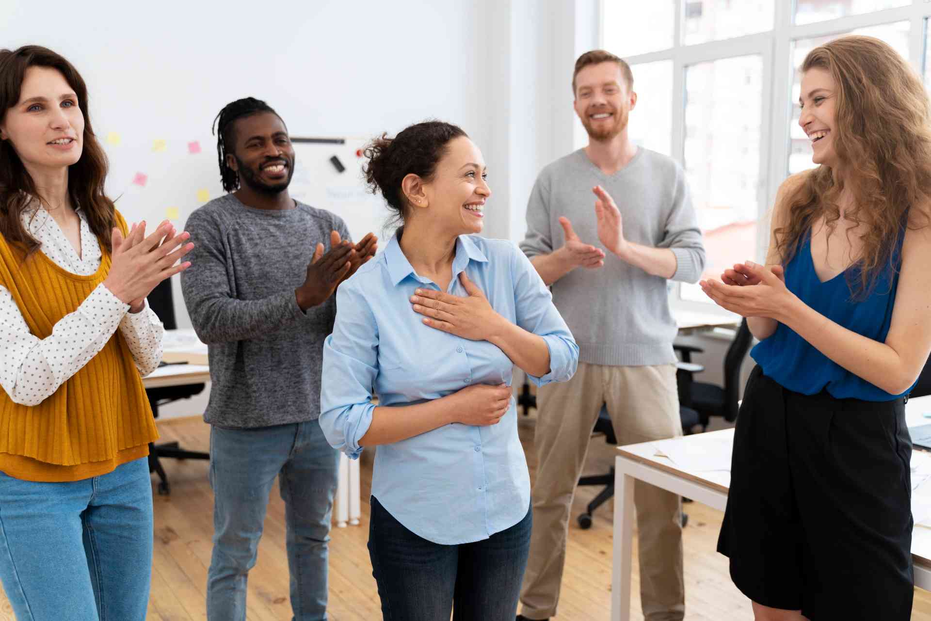 Equipo celebrando un logro en el trabajo